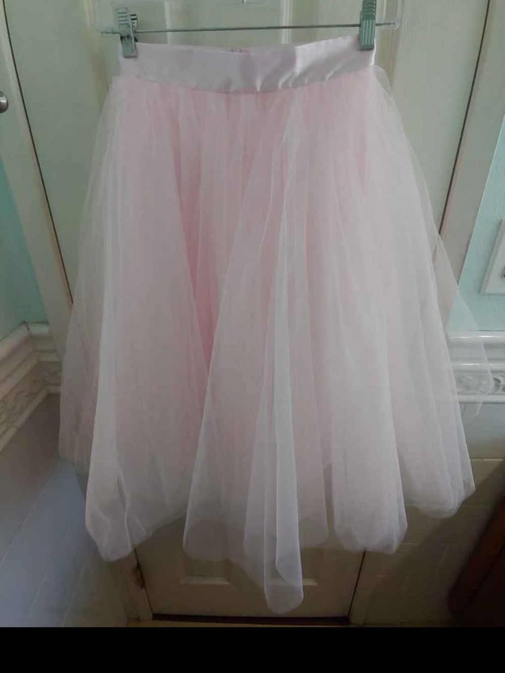 Space 46 Boutique Tulle Midi Skirt in Light Pink. Size Small
